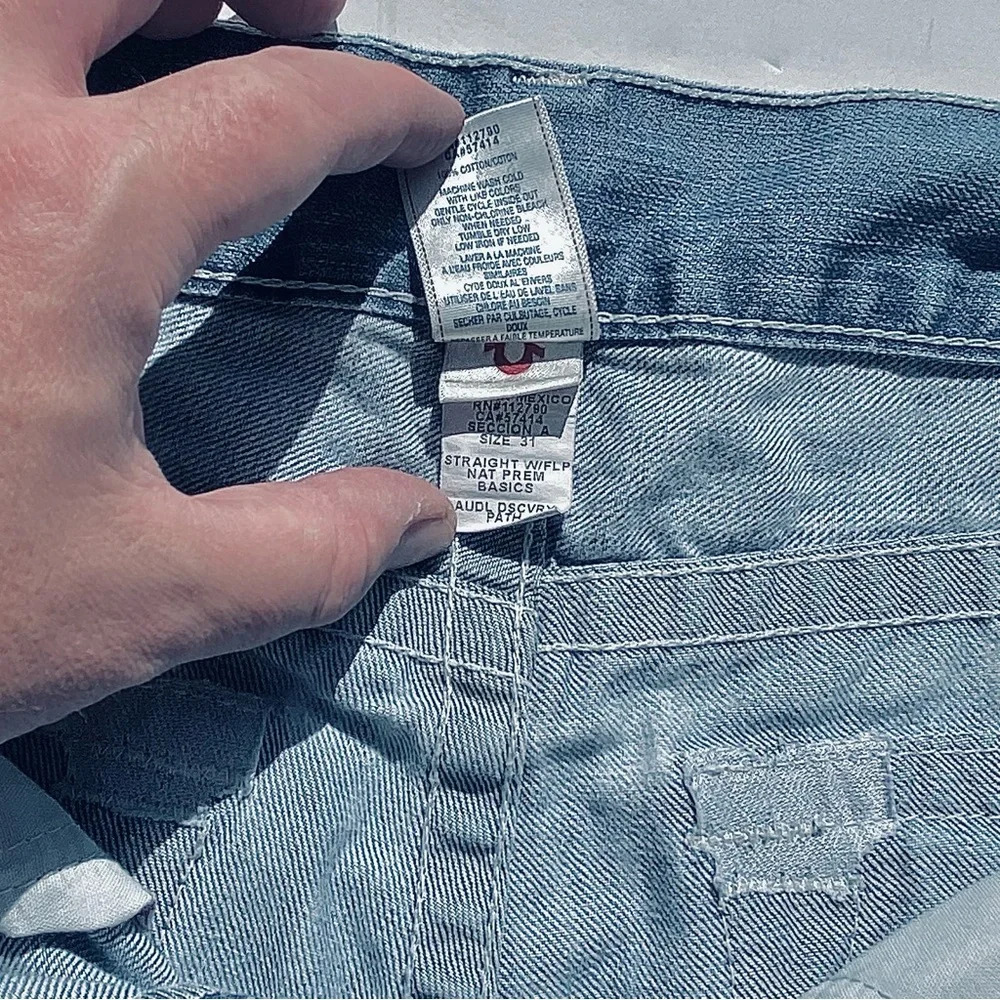 TRUE RELIGION Men’s Straight Leg with Back Flap Pocket Light Wash Distressed 31 - Picture 7 of 9